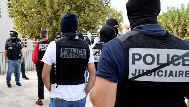 the police demonstrate against the dismissal of the director of the PJ of Marseille