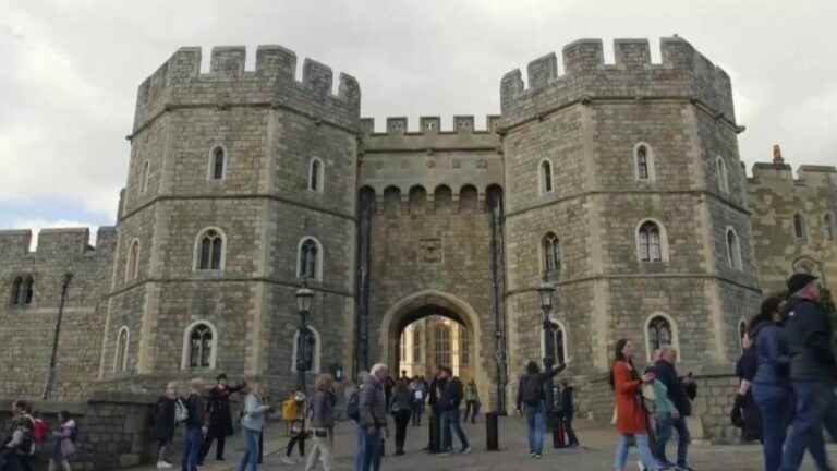 tourists flock to Windsor Castle for the reopening