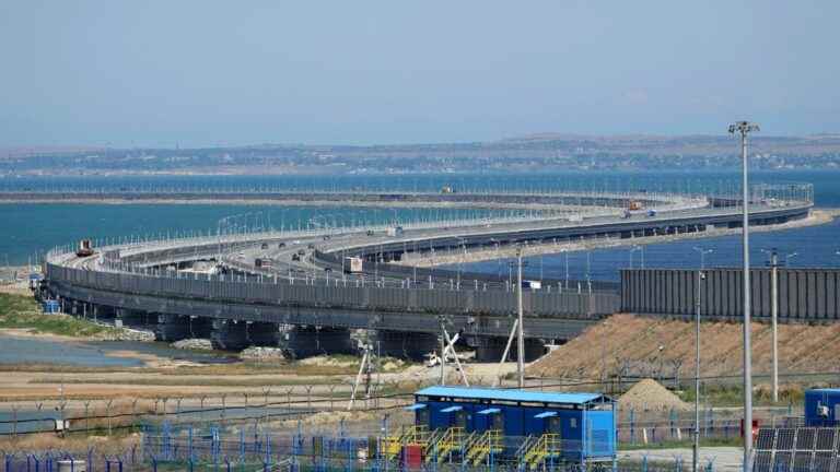 traffic is interrupted on the Crimean Bridge due to a major fire