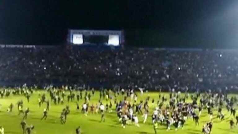 tragedy in a football stadium in Malang, at least 125 dead