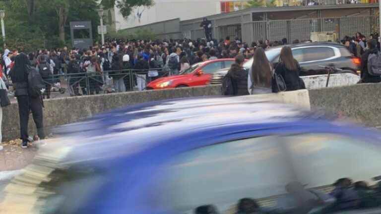 what is happening at Lycée Joliot-Curie, the scene of violent clashes between students and the police after a blockade?