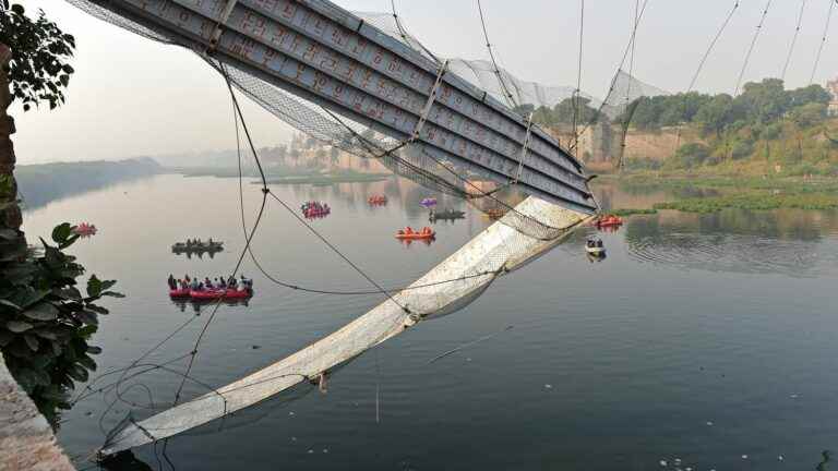 what we know about the collapse of a suspension bridge that killed at least 137 people