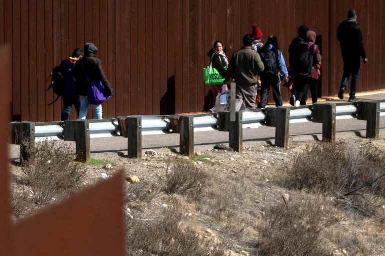 A federal judge rejects a health measure that blocks the entry of migrants