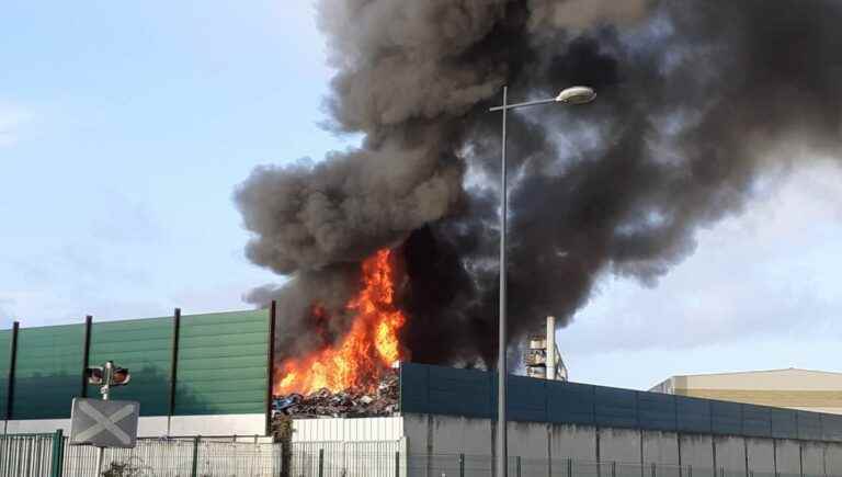 A fire in progress at La Sirmet in Gond-Pontouvre