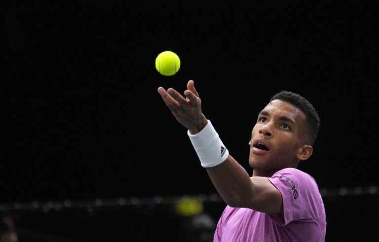 Auger-Aliassime defeated by Rune 6-4, 6-2