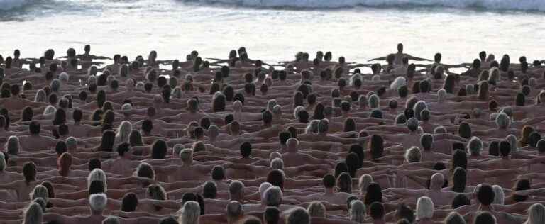 Australia: 2,500 people pose naked on the beach against skin cancer