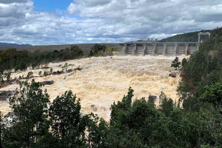 Australia |  Floods wash away entire buildings in small town