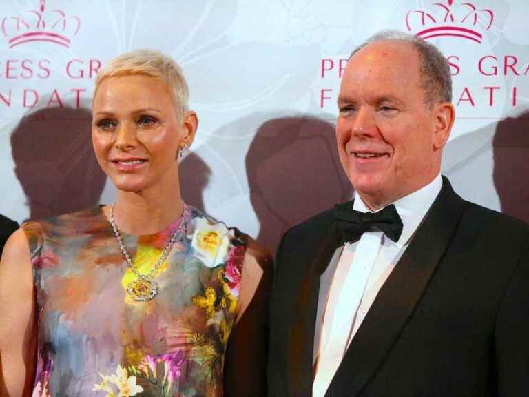 Charlene of Monaco reappears on Albert’s arm in a very strange gala dress!