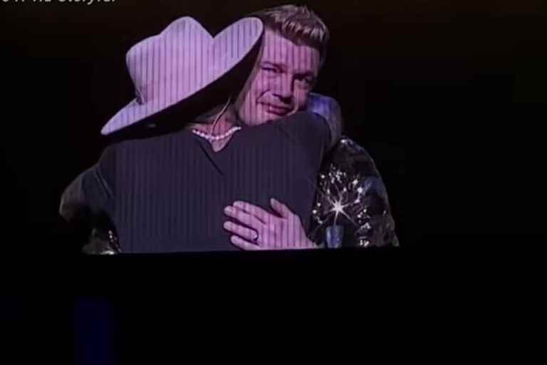 Death of his brother Aaron |  Nick Carter in tears during a Backstreet Boys concert