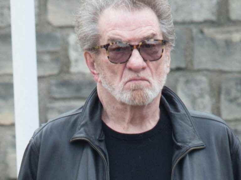 Eddy Mitchell balances everything on the priest who managed Johnny Hallyday’s funeral: the huge slippage!