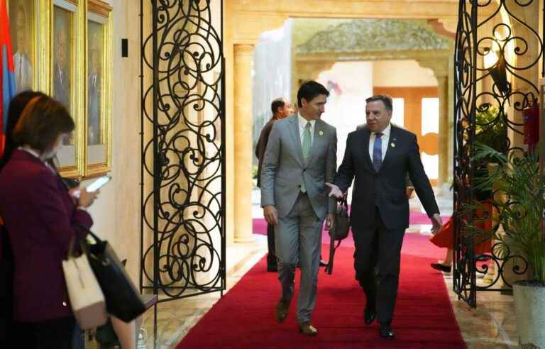 François Legault and Justin Trudeau discuss in Djerba