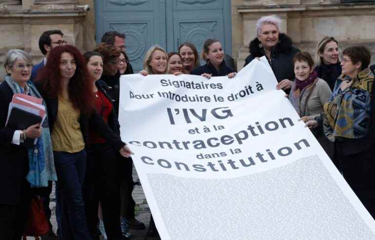 French MPs vote in favor of including the right to abortion in the Constitution