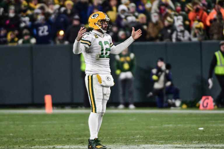 Green Bay Packers |  Quarterback Aaron Rodgers says playing despite broken thumb