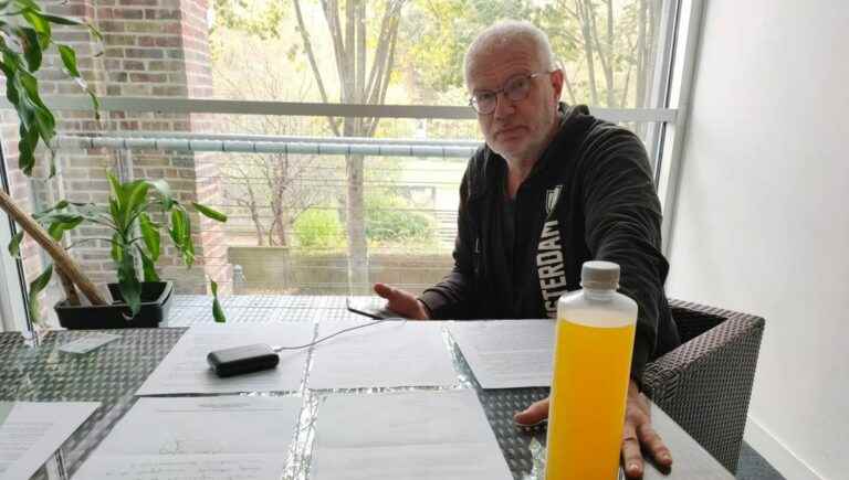 In Amiens, a dad puts his hand on a table, to be able to see his daughter