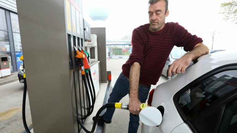 Is France the only European country to maintain a rebate at the pump, as Olivier Véran asserts?