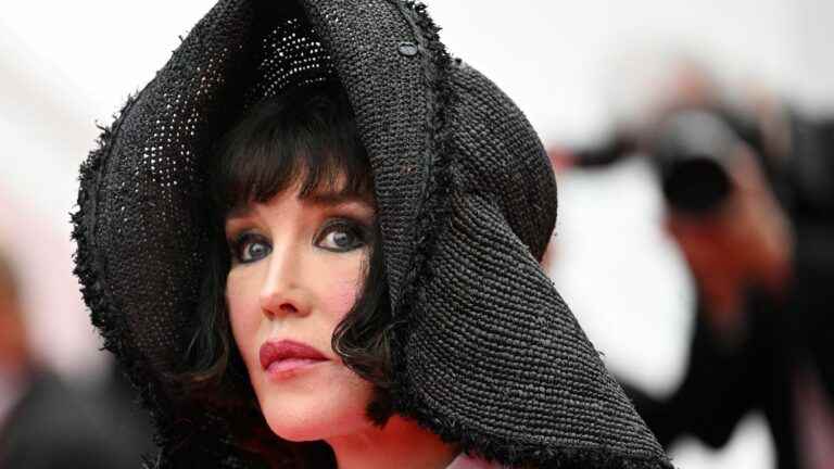 Isabelle Adjani expects women who wear the veil to remove it in solidarity with “those who are massacred for this gesture”