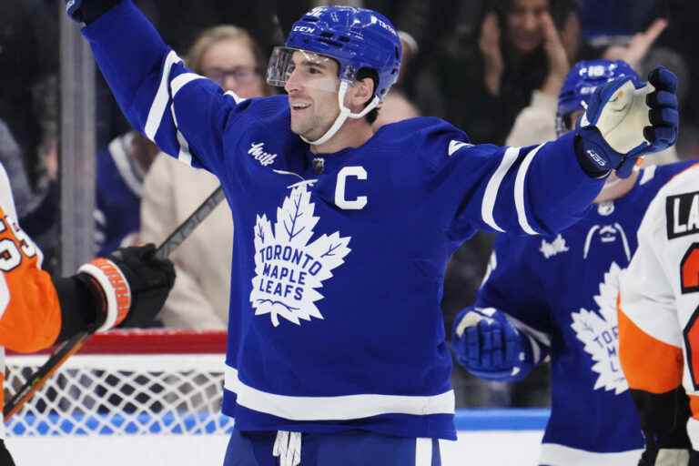 John Tavares scores hat trick in Maple Leafs win