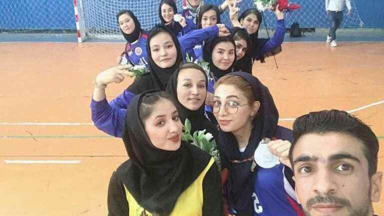 MAINTENANCE.  “In Afghanistan, everything is forbidden for women, even going to the park,” laments Soraya Karimi, an Afghan refugee handball player in France.