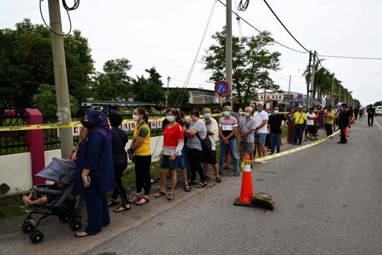 Malaysia |  Early elections to end political turmoil