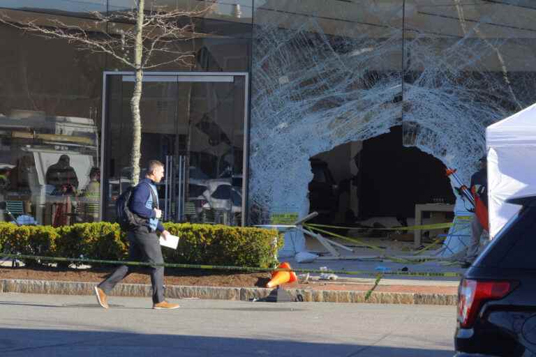 Massachusetts |  Car crashes into Apple store, killing at least one and injuring 16