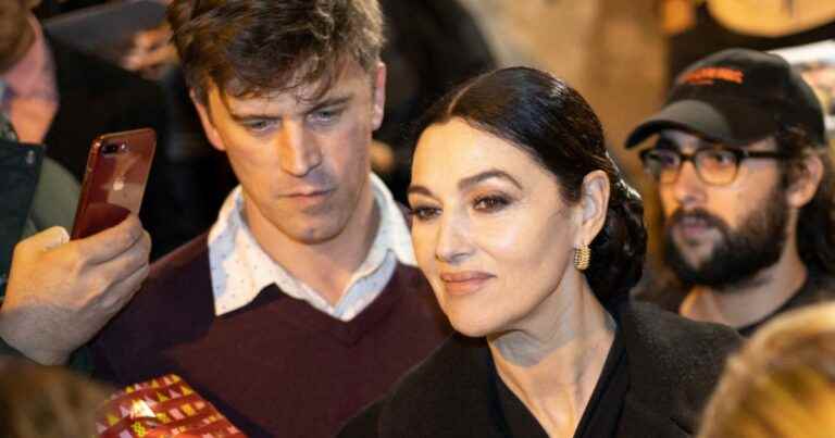 Monica Bellucci tired but radiant: rare photos with her parents revealed, after an intense performance