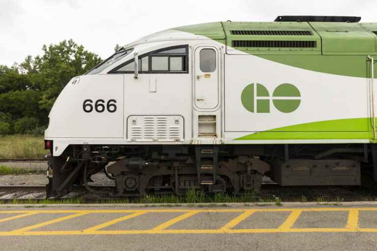 On strike since Monday |  GO Transit employees want to bargain now