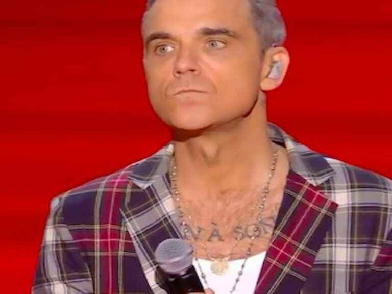 Robbie Williams shows his butt to the cameras and shocks the public!