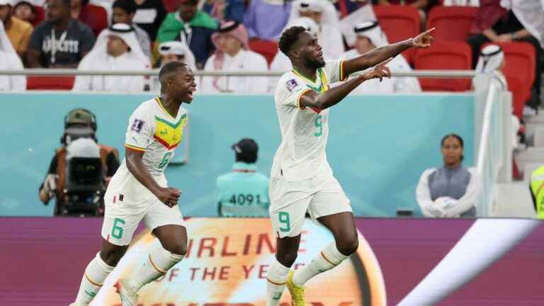 Senegal double the lead against Qatar, Iran beat Wales on the wire