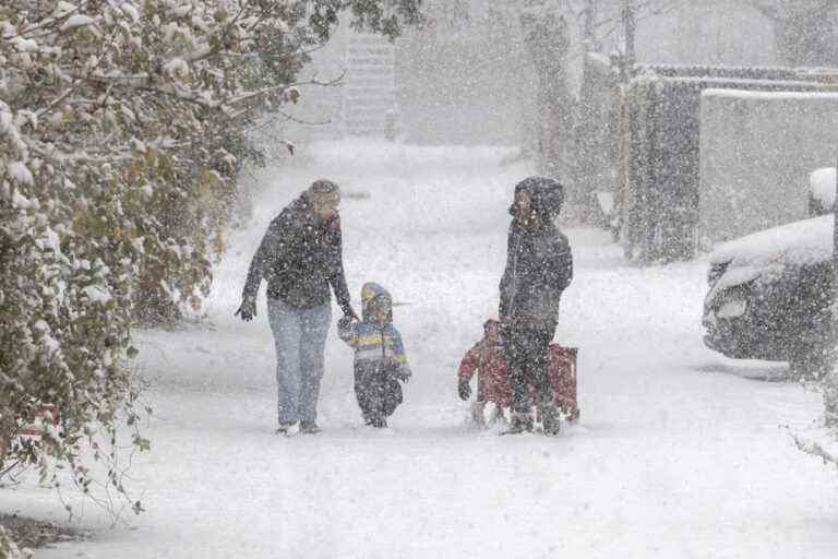 Snow complicates morning rush hour