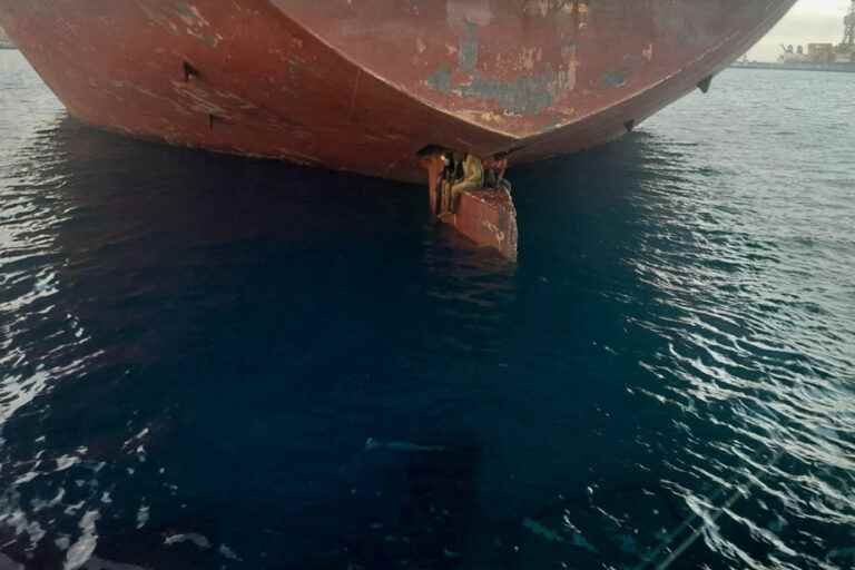 Spain returns three illegal immigrants who arrived after 11 days on an oil tanker