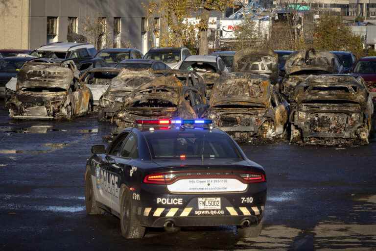 St. Lawrence |  A dozen vehicles burned in a parking lot