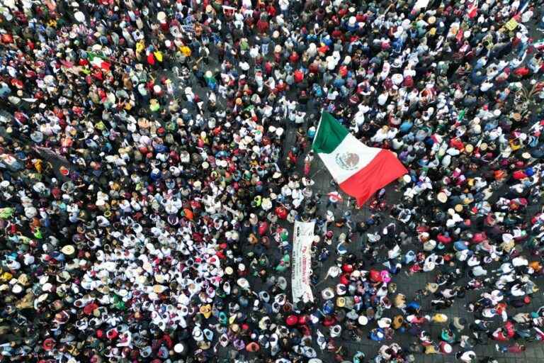 The Mexican president in the street with thousands of demonstrators