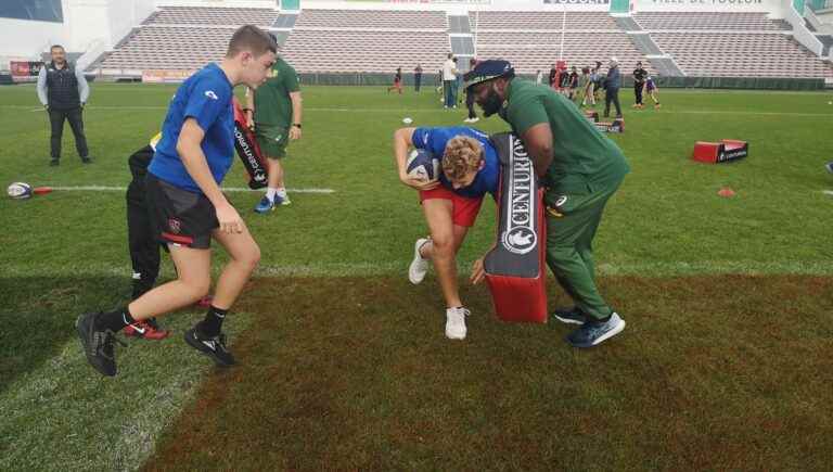 The Springboks train young rugby players from the Var at the Stade Mayol