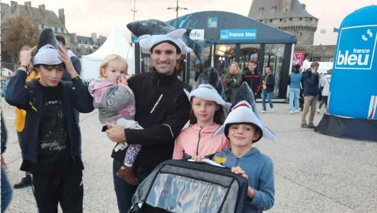 The visitor Romuald, surrounded by his children Maxime, Raphaël Estelle, and holding Romane in his arms