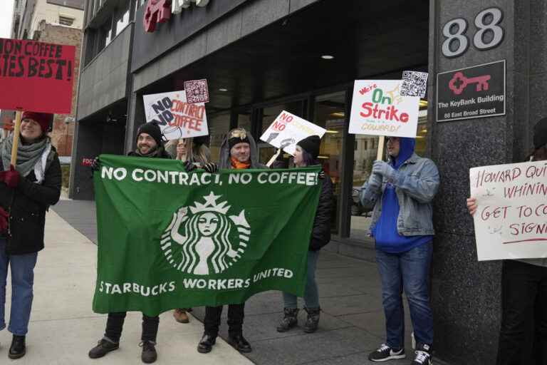 United States |  Starbucks Employees Lead ‘Red Cup Uprising’