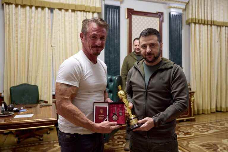 Until the victory of Ukraine |  Sean Penn lends his Oscar to President Zelensky