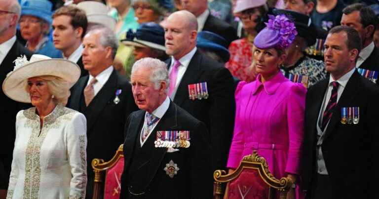 Wandering hands, proximity … A married man of the royal family surprised in an annoying posture