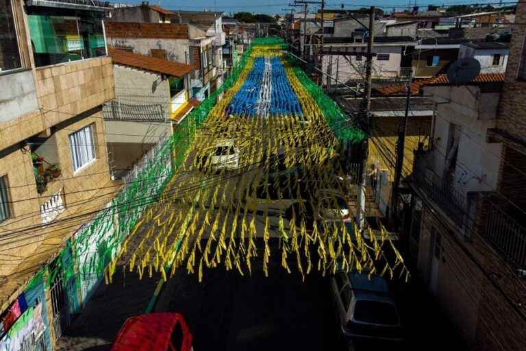 World Cup |  Brazilians decorate the streets of Sao Paulo