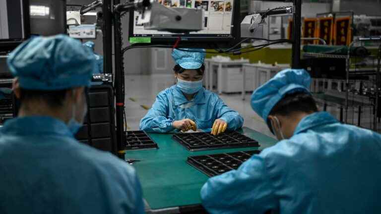 an iPhone factory, confined after cases of Covid-19, offers bonuses to employees to encourage them to stay