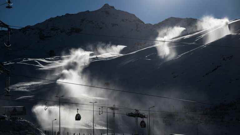 an off-piste skier in Val Thorens triggers an avalanche, finds himself buried and escapes unscathed