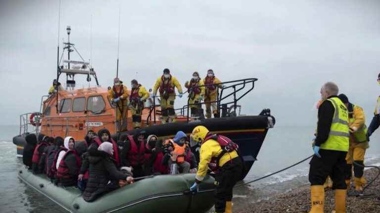 in Calais, the endless puzzle of crossing the English Channel