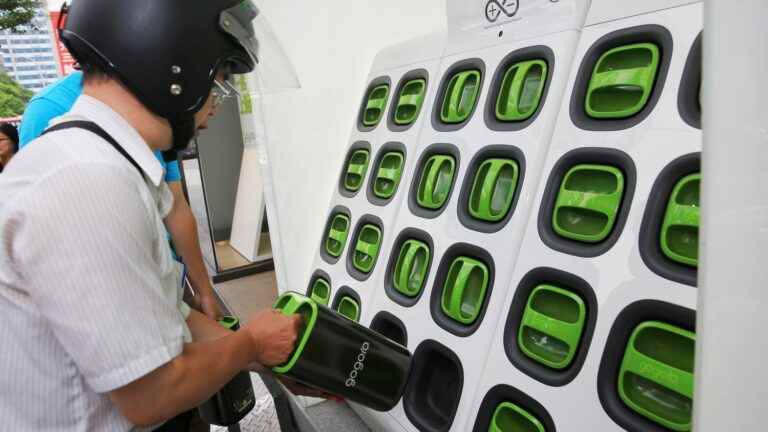 in Indonesia, the ingenious battery rental system for taxi drivers who ride electric scooters