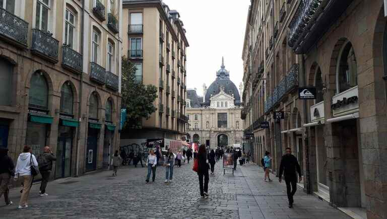 in Rennes, most shops remain open on November 11