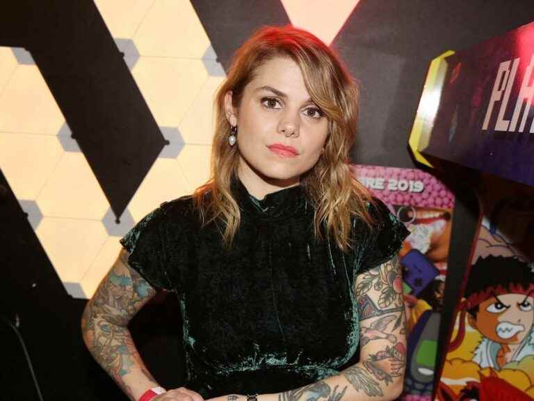 on Instagram, Coeur de Pirate announces that she is slamming the door