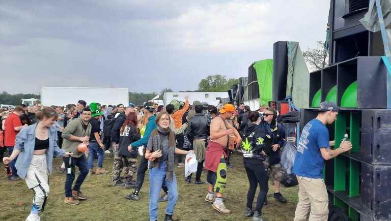 rave party in Chanteloup, dozens of revelers at the foot of the wind turbines