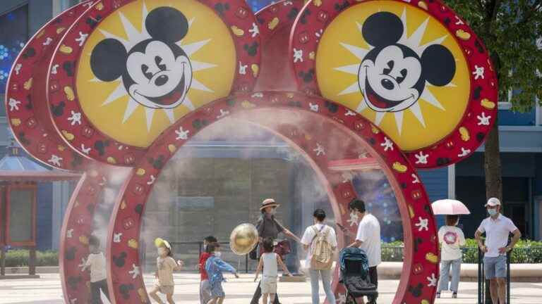 several thousand people stuck in Disneyland Shanghai, due to emergency containment