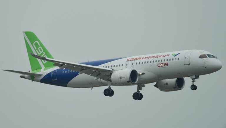 the Chinese aircraft C919 presented to the public