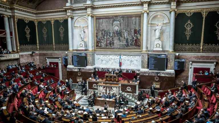 how the deputies, gathered at the National Assembly, were kept informed with an SMS from Matignon