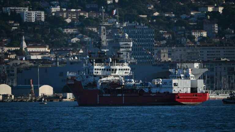 the SOS Méditerranée ship docked in Toulon, with 230 migrants on board