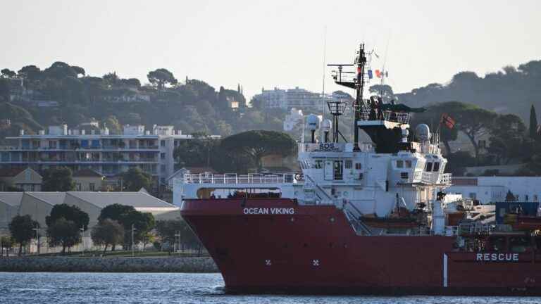 the SOS Méditerranée ship docked in Toulon, with 230 migrants on board